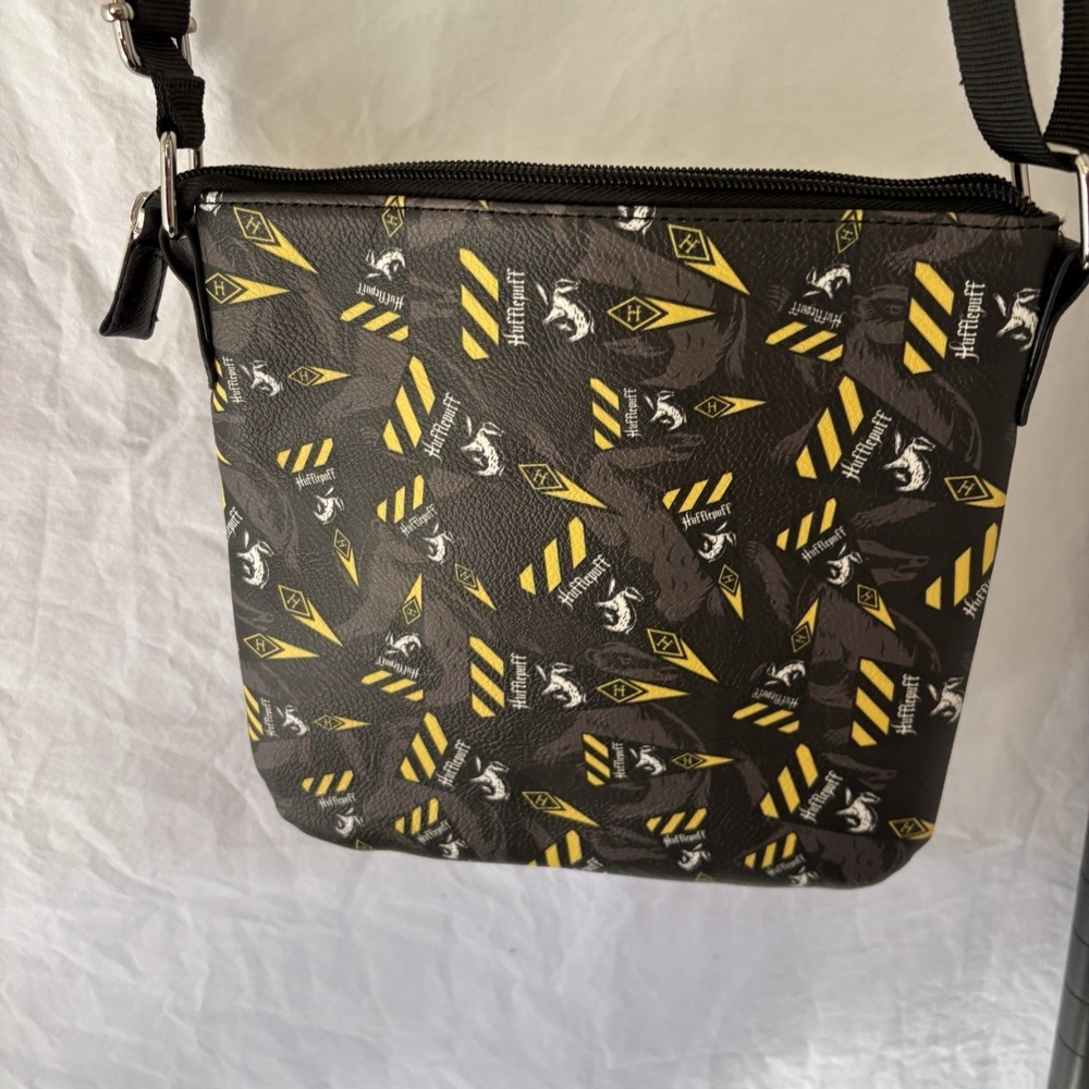 Harry Potter Hufflepuff Badger 8.5" Loungefly Crossbody Bag Purse Bag EUC - Picture 2 of 6